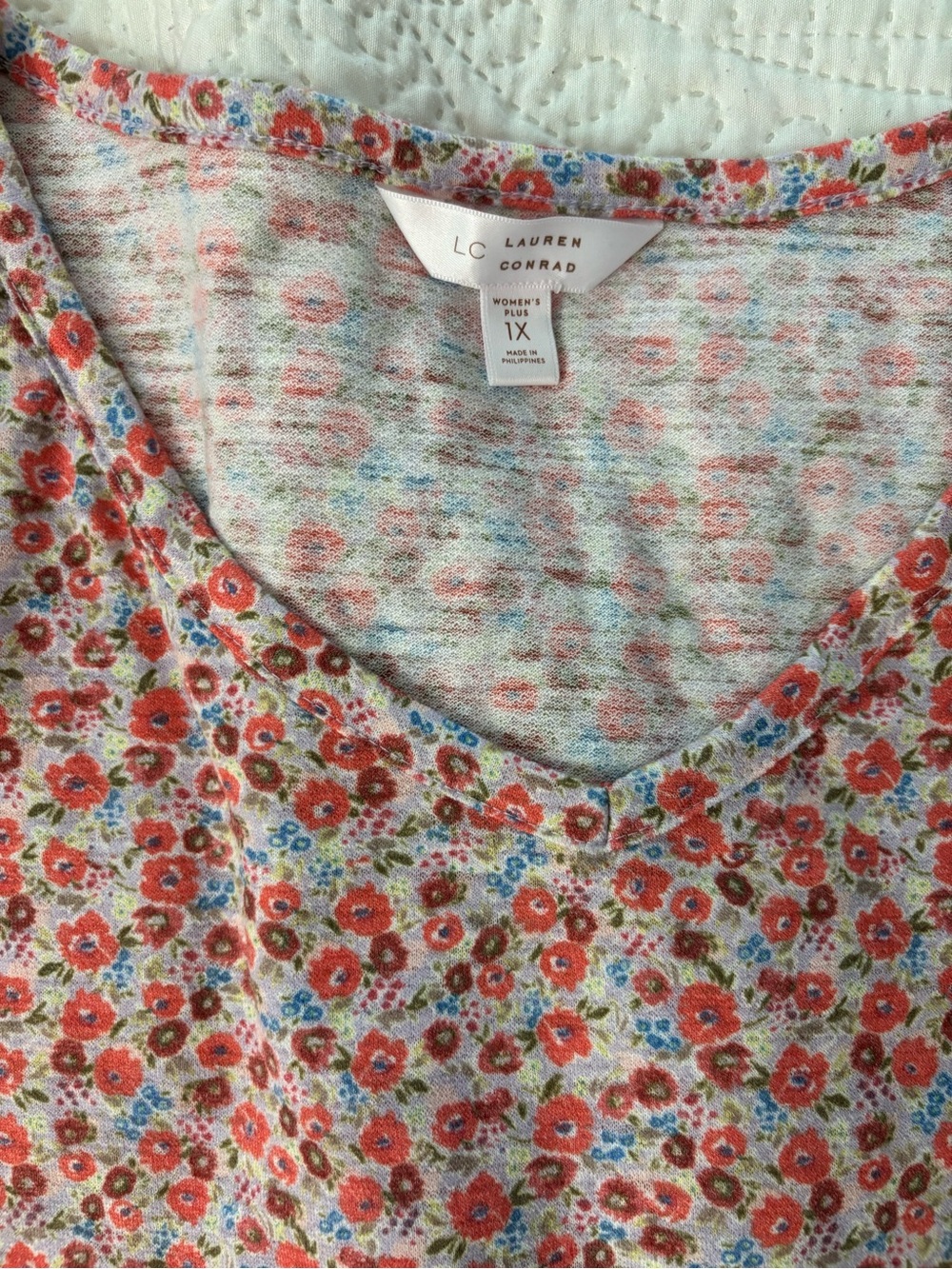 LC Lauren Conrad Coral Floral Ruffle Sleeve Top 1X - Picture 4 of 8